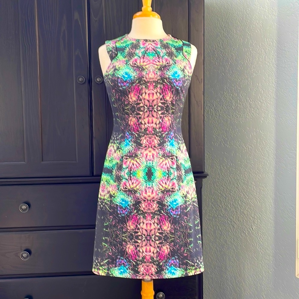 Rachel Roy sleeveless shift dress kaleidoscope fabric with black piping detail